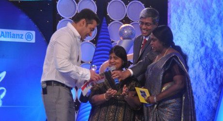 Ms. Madhu Singhal received the IBN7 Bajaj Allianz Super Idols Award