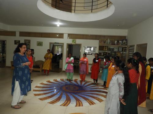 Madhubala Kotamreddy is conducting fitness classes for group of peoples