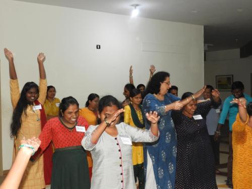 Madhubala Kotamreddy is conducting fitness classes for group of peoples