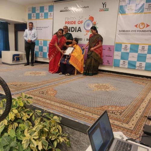 Madhu Singhal receiving the Pride of India certificate.