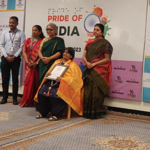Madhu Singhal receiving the Pride of India certificate.